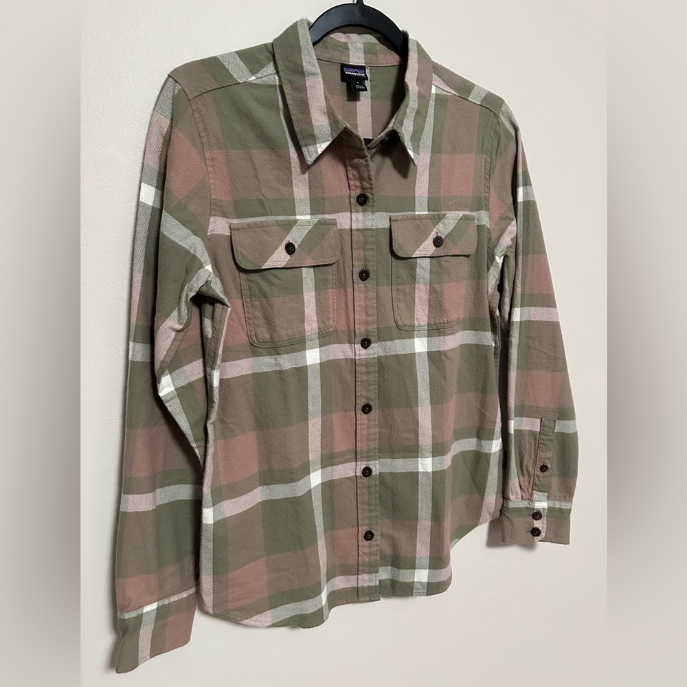 NWOT. Women’s Patagonia fleece button-up shirt.